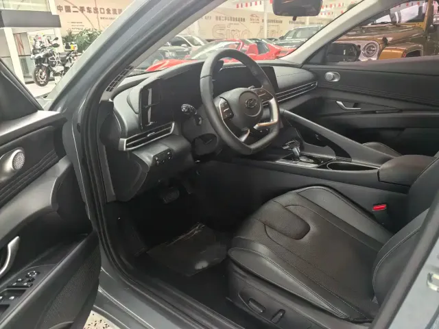 Hyundai Elantra 2022 1.5L CVT LUX Premium Edition — Фото автомобиля 14