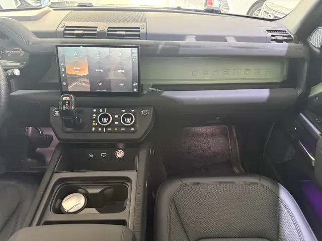 Land Rover Defender — Фото автомобиля 15