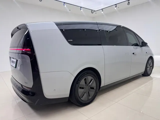 Li Auto MEGA — Фото автомобиля 4