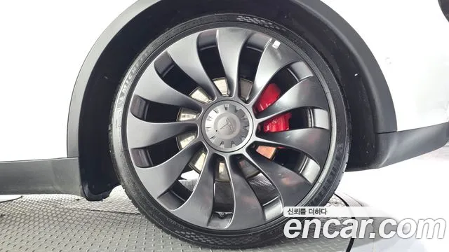 Tesla Model Y — Фото автомобиля 21