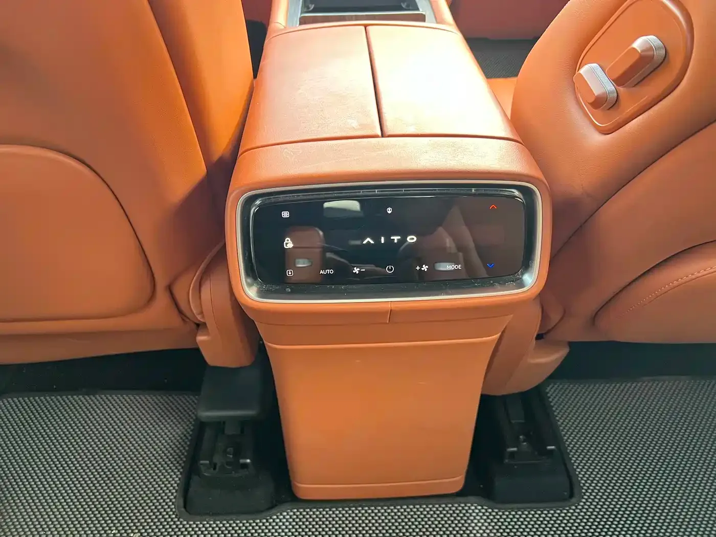 AITO Wenjie AITO M9 2024 Range Extender Max Edition 42kWh 6-seater — Фото автомобиля 22