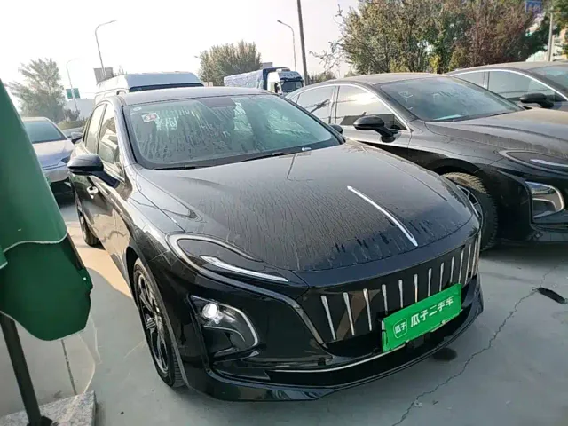 Hongqi E-QM5 — Фото автомобиля 3