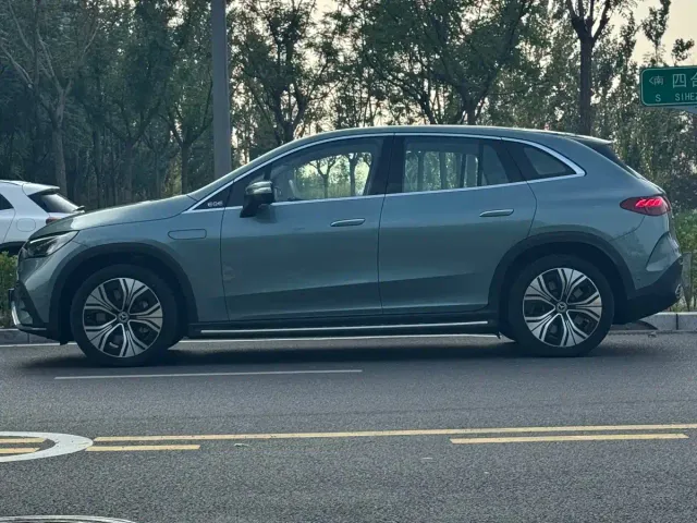 Mercedes-Benz EQE SUV — Фото автомобиля 3