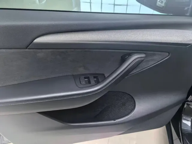 Tesla Model Y — Фото автомобиля 18