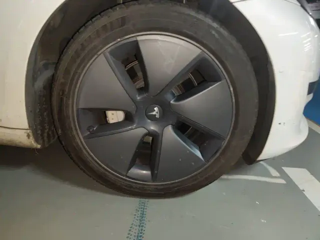 Tesla Model 3 — Фото автомобиля 9