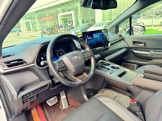 Toyota Toyota Sienna 2023 2.5L Hybrid Ultimate Edition — Фото автомобиля 5