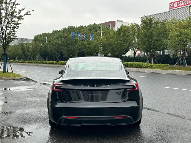 Tesla Model 3 — Фото автомобиля 4