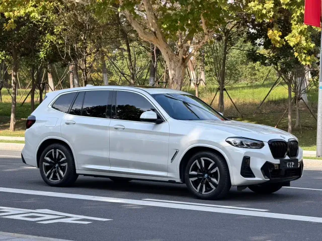 BMW iX3 — Фото автомобиля 3