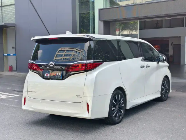 Toyota Alphard — Фото автомобиля 3