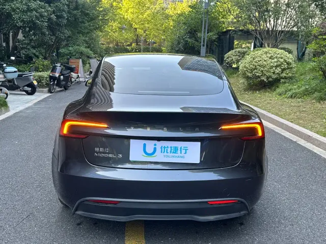 Tesla Model 3 — Фото автомобиля 5