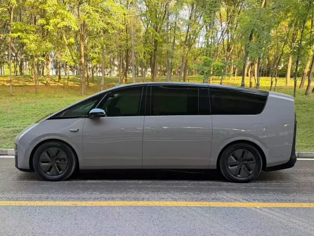 Li Auto MEGA — Фото автомобиля 3