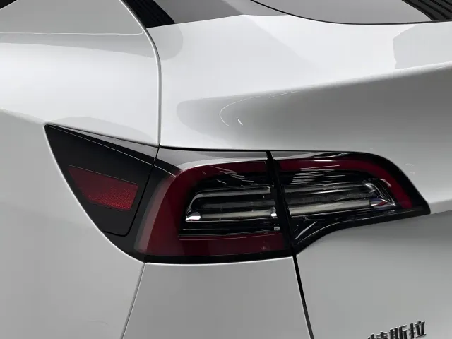 Tesla Model Y — Фото автомобиля 20