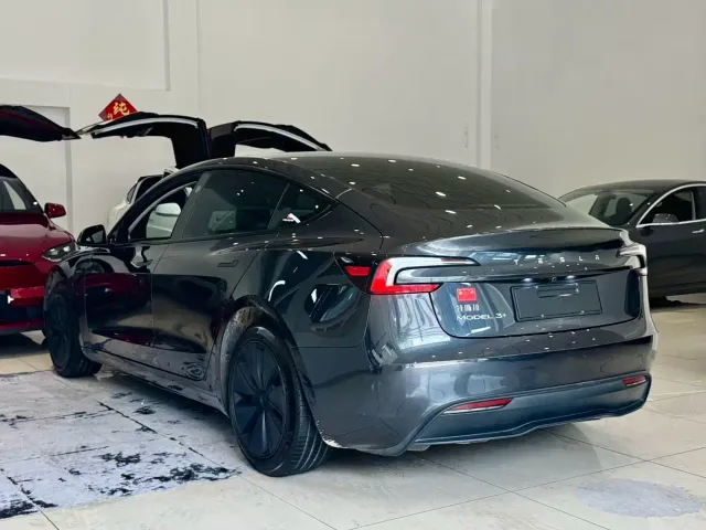 Tesla Model 3 — Фото автомобиля 13