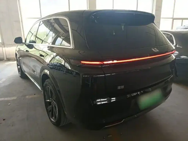 Li Auto L8 — Фото автомобиля 4