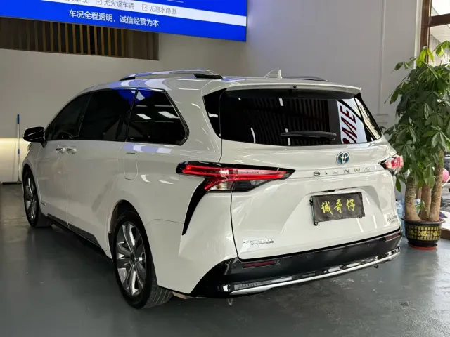 Toyota Sienna — Фото автомобиля 3