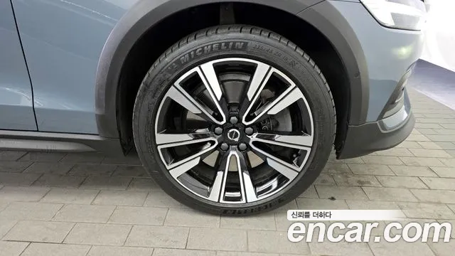 Вольво V60 V60 Cross Country 2 поколение B5 Pro AWD — Фото автомобиля 5