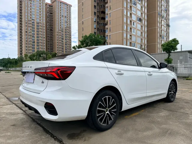Roewe i5 — Фото автомобиля 6