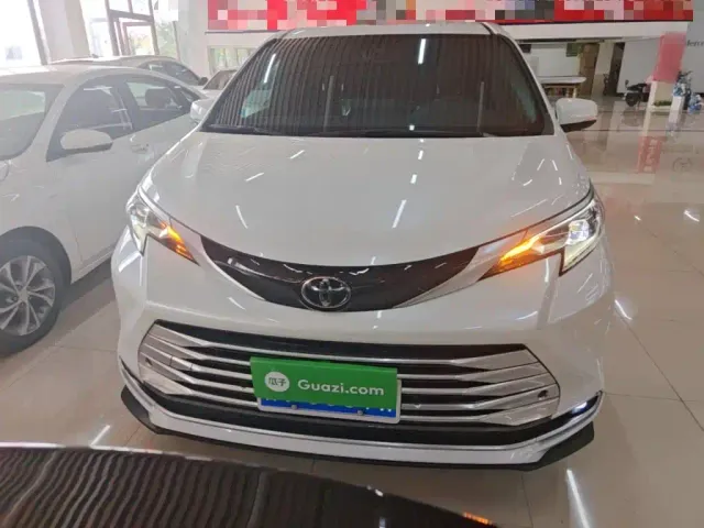 Toyota Sienna — Фото автомобиля 2