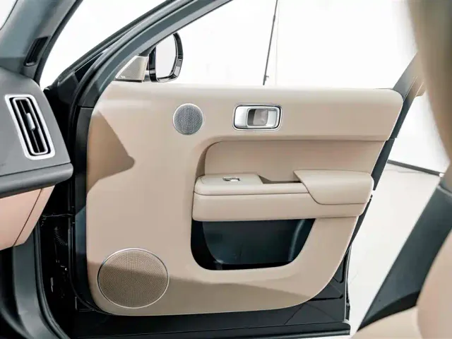 Li Auto L8 — Фото автомобиля 15