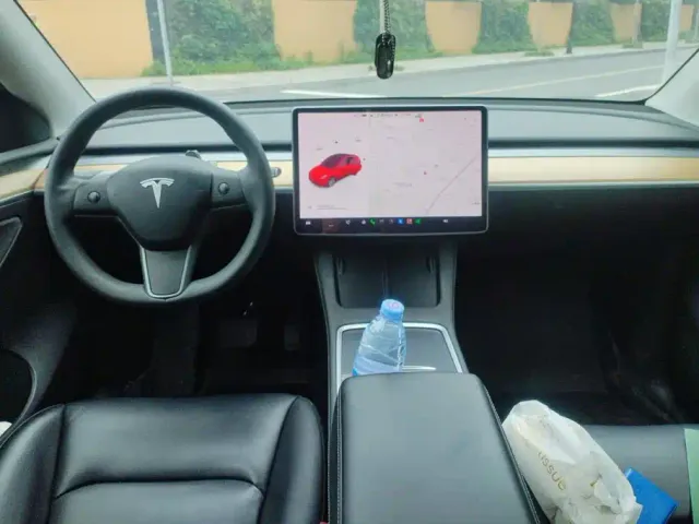 Tesla Model Y — Фото автомобиля 11