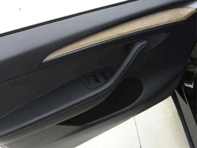 Tesla Model Y — Фото автомобиля 25