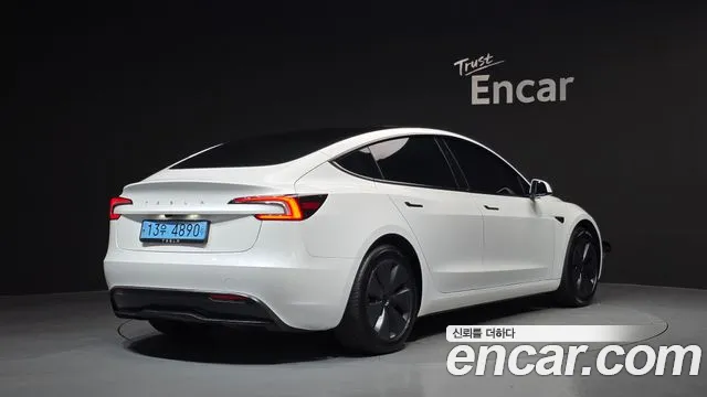 Tesla Model 3 — Фото автомобиля 2