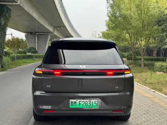 Li Auto L8 — Фото автомобиля 5