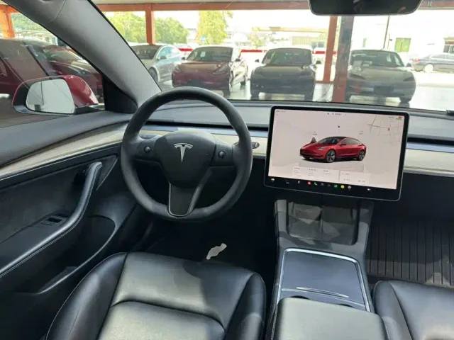 Tesla Model 3 — Фото автомобиля 10