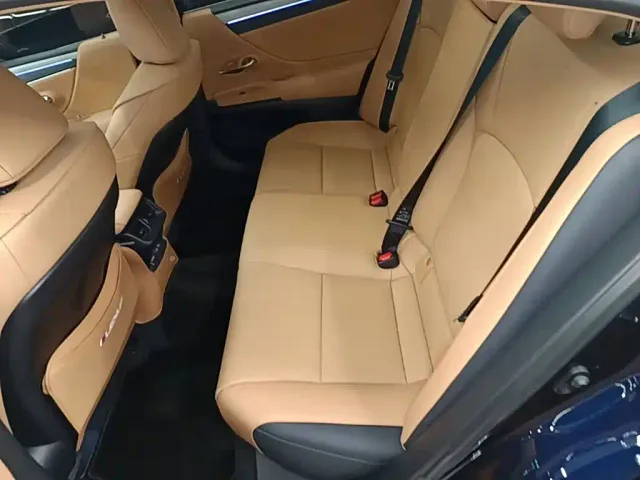Lexus ES — Фото автомобиля 16