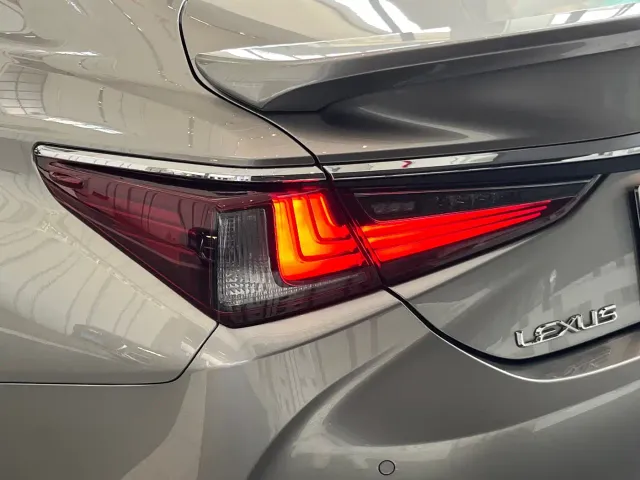 Lexus ES — Фото автомобиля 23