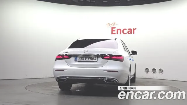 Mercedes-Benz E-Class — Фото автомобиля 4