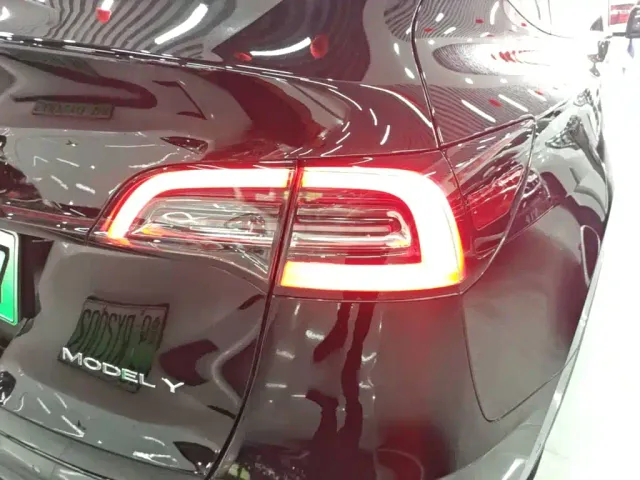 Tesla Model Y — Фото автомобиля 23