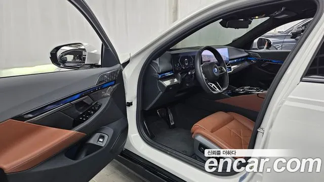 BMW 5 Series G60 — Фото автомобиля 10