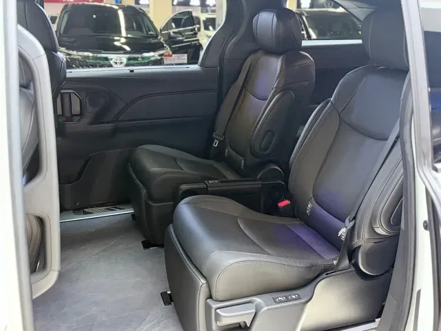 Toyota Sienna — Фото автомобиля 5