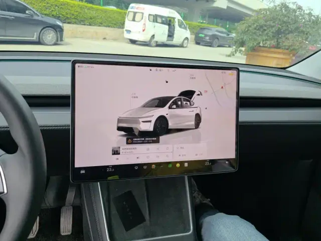 Tesla Model Y — Фото автомобиля 13