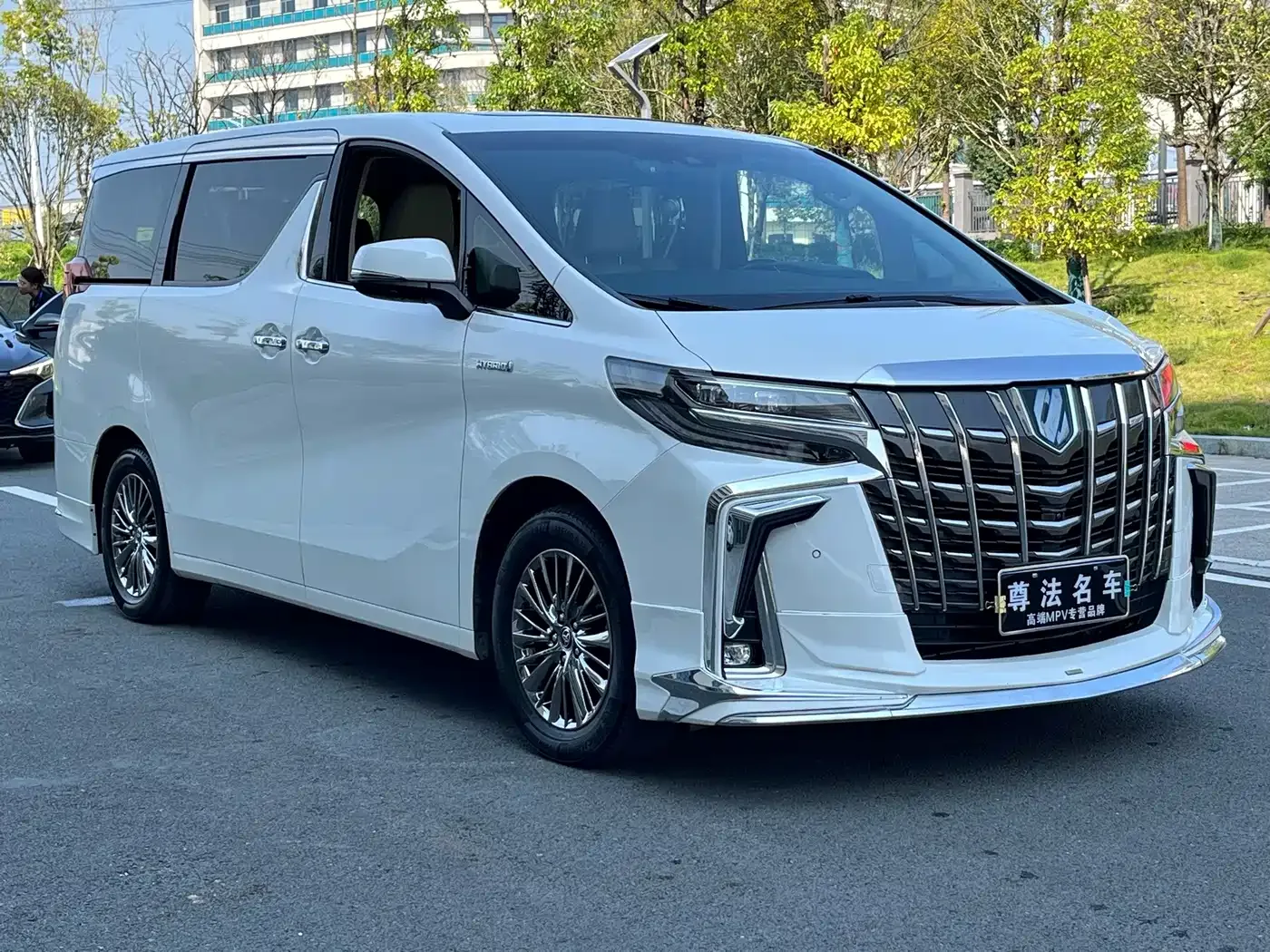 Toyota Alphard 2021 Hybrid 2.5L Luxury — Фото автомобиля 3