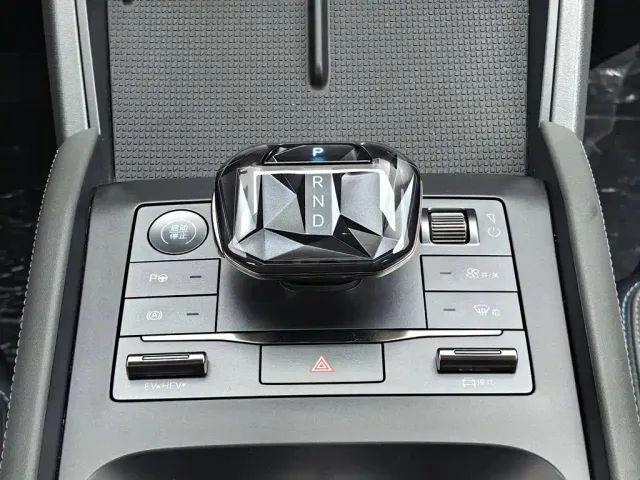 BYD Qin L — Фото автомобиля 13