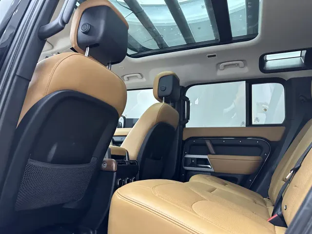 Land Rover Defender — Фото автомобиля 14