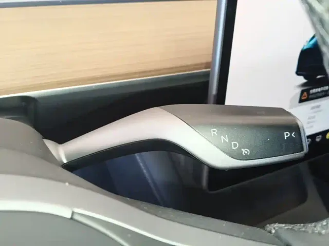 Tesla Model Y — Фото автомобиля 13