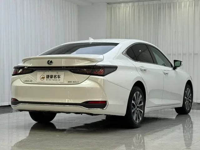 Lexus ES — Фото автомобиля 11