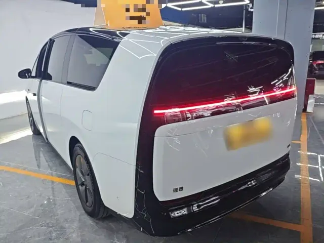 Li Auto MEGA — Фото автомобиля 4