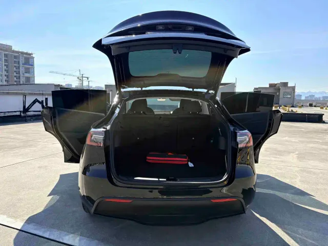 Tesla Model Y — Фото автомобиля 15