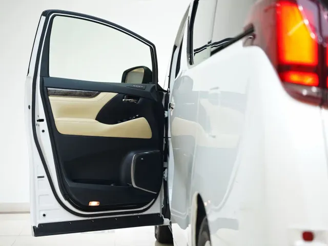 Toyota Alphard — Фото автомобиля 10