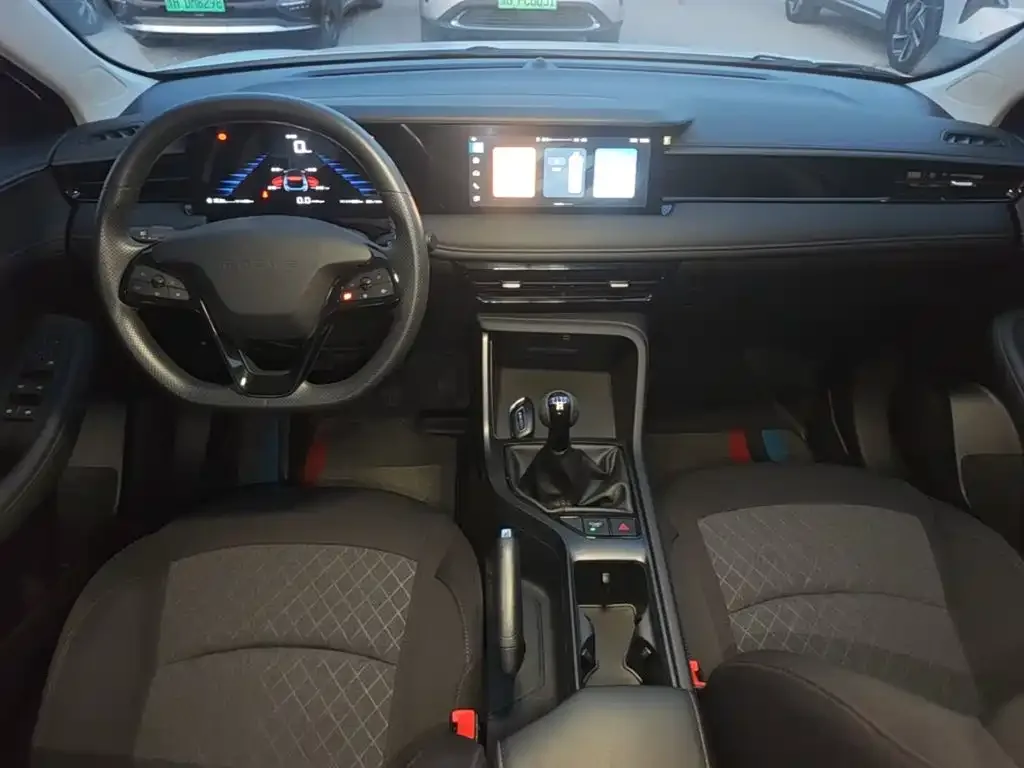 Roewe Roewe i5 2023 1.5L Manual Comfort Edition — Фото автомобиля 5