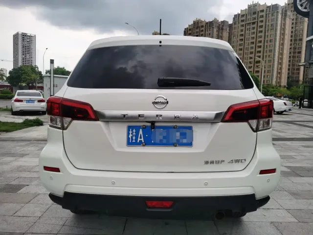 Nissan Terra — Фото автомобиля 4