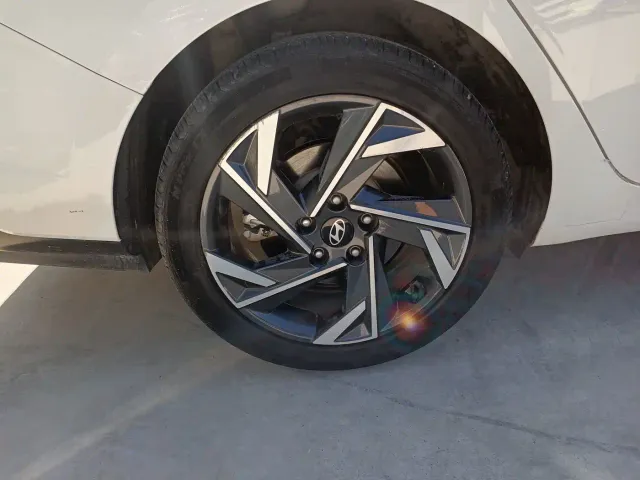 Hyundai Elantra — Фото автомобиля 15