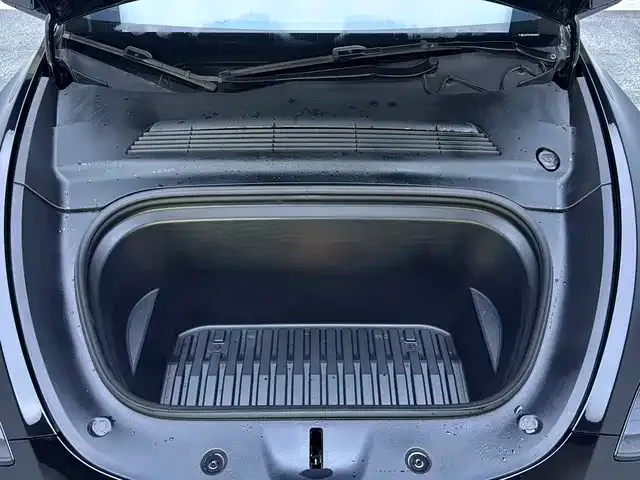 Tesla Model Y — Фото автомобиля 14