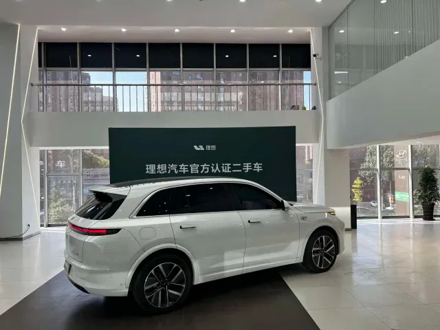Li Auto L8 — Фото автомобиля 4