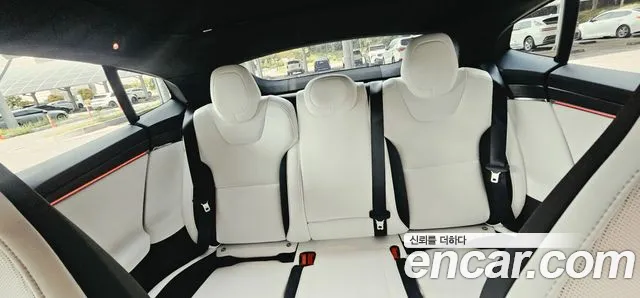 Tesla Model S — Фото автомобиля 10