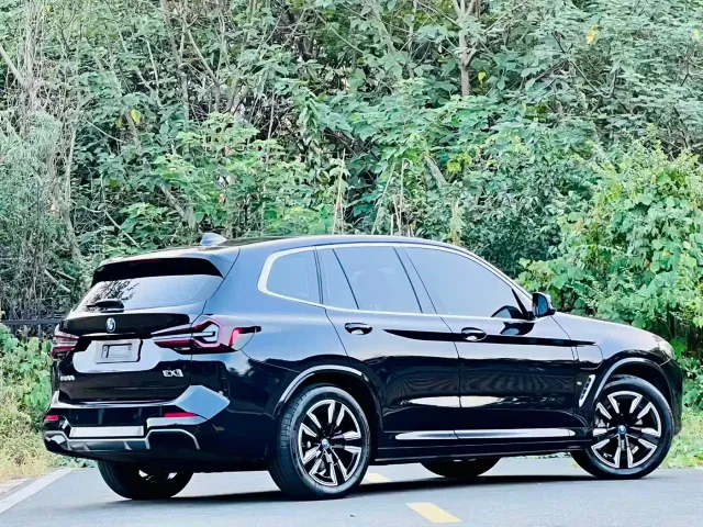 BMW iX3 — Фото автомобиля 3